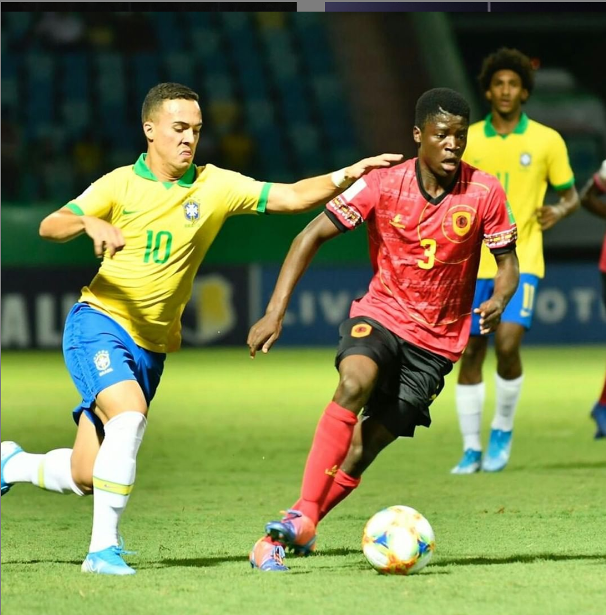 Tarefa para a melhora da mudança de espaço de jogo com finalização -  Academia de Futebol de Angola
